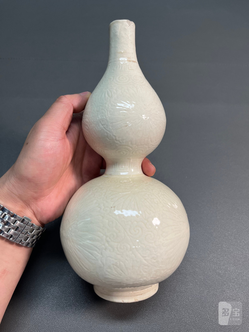 清早期 仿定白釉暗刻花卉纹葫芦瓶 - 图8